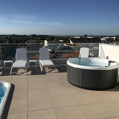 Διαμέρισμα Contemporary Hideaway With Pool