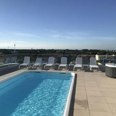 Contemporary Hideaway With Pool Διαμέρισμα Μπιμπιόνε